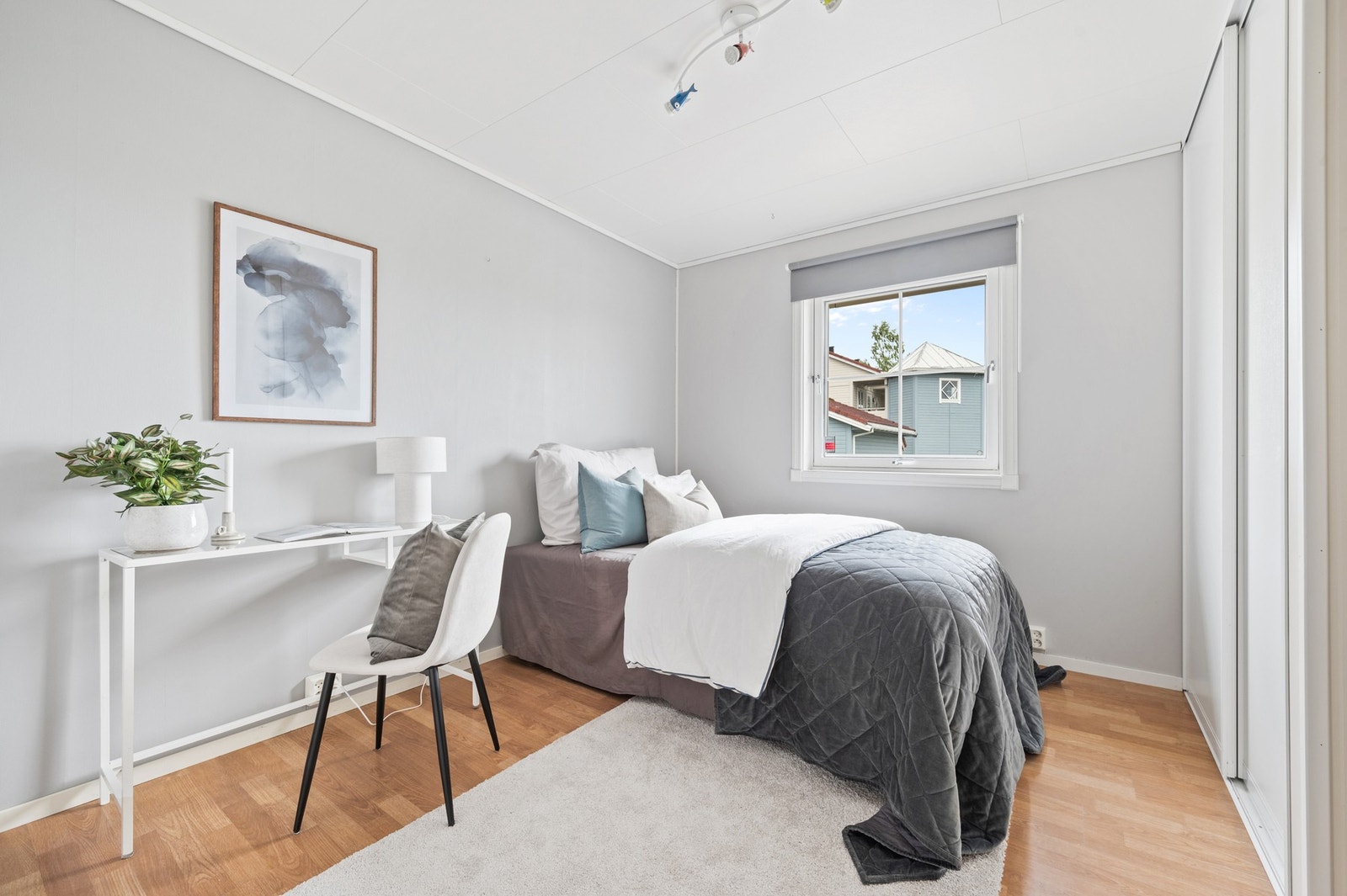 Soverom 2 på 12,3. Det er god plass til dobbeltseng og garderobeskap på alle rommene. Galleribilde