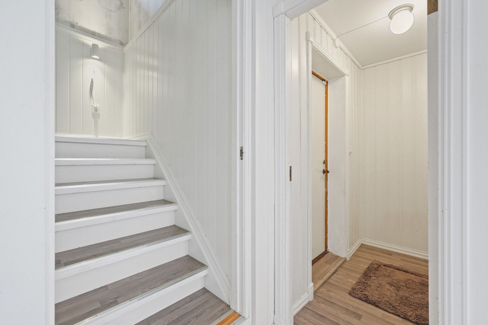 Kjelleretasjen består av kjøkken, stue, bad, bod, teknisk rom og soverom. Galleribilde