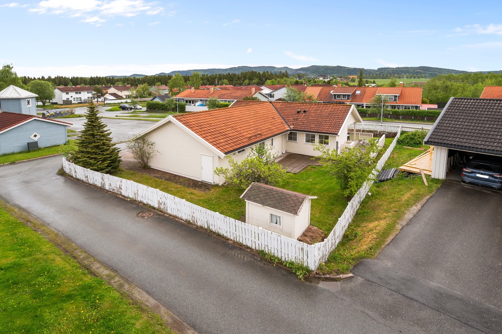 Boligen går over 2 plan og er på 207 kvm BRA og byr på steinlagt gårdsplass, idyllisk hage, kjeller med egen inngang samt stor garasje. Galleribilde