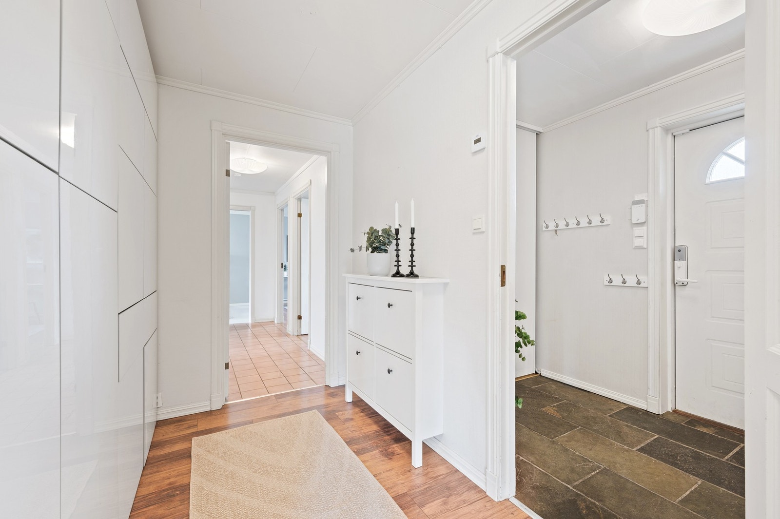Godt med garderobeplass både i gang og entre. Galleribilde