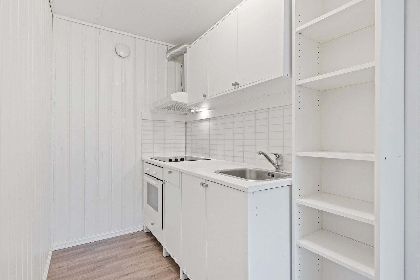 Det er integrert platetopp og stekeovn. Galleribilde