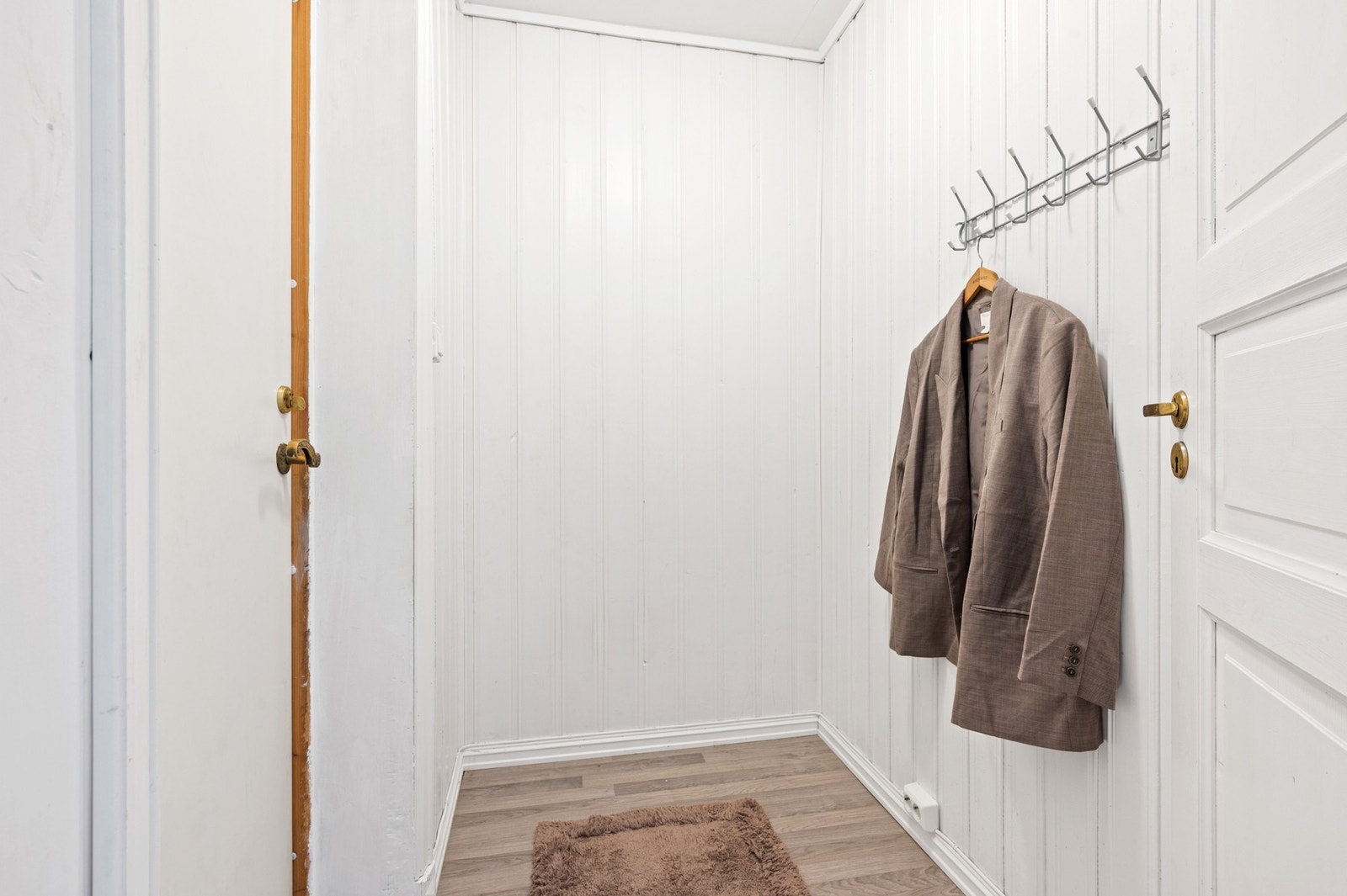 Det er egen inngang nede til kjeller. Galleribilde