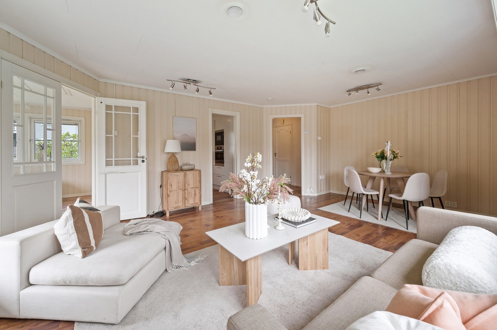 Boligen har vannbåren varme i hele huset med unntak av bod nede i kjeller. Galleribilde