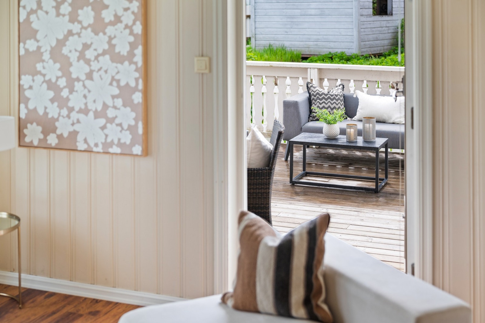 Fra stua har man direkte utgang til herlig terrasse. Galleribilde