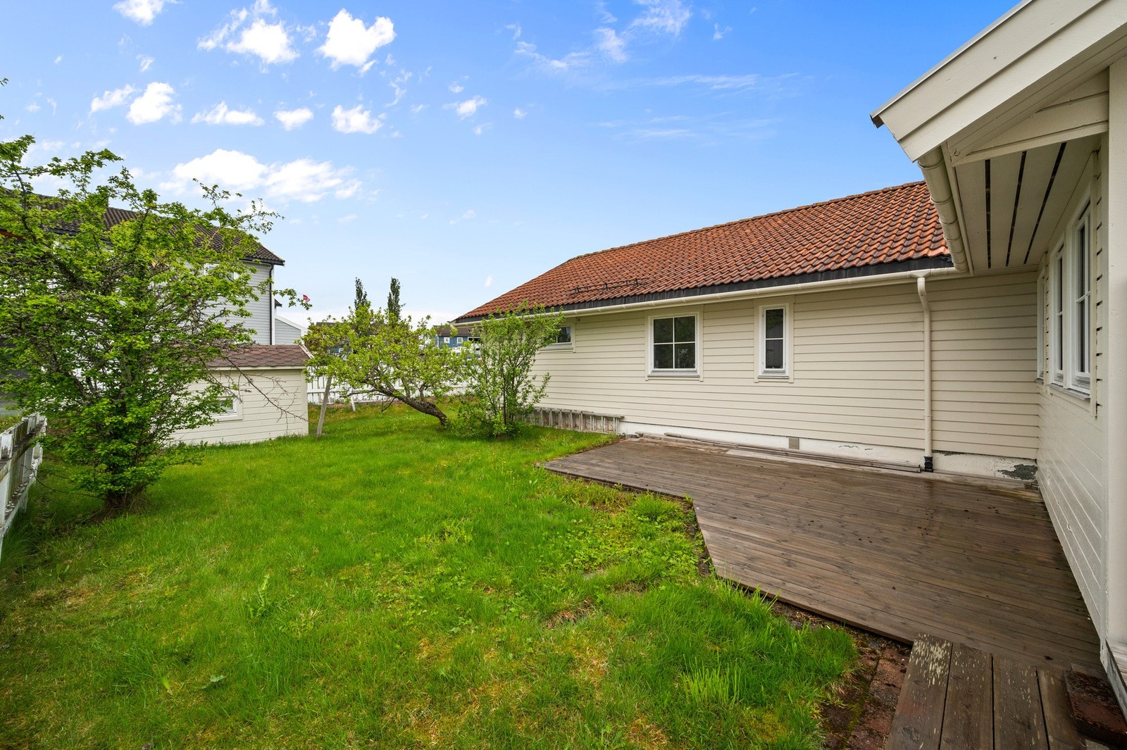 Solrik terrasse på baksiden av huset. Galleribilde