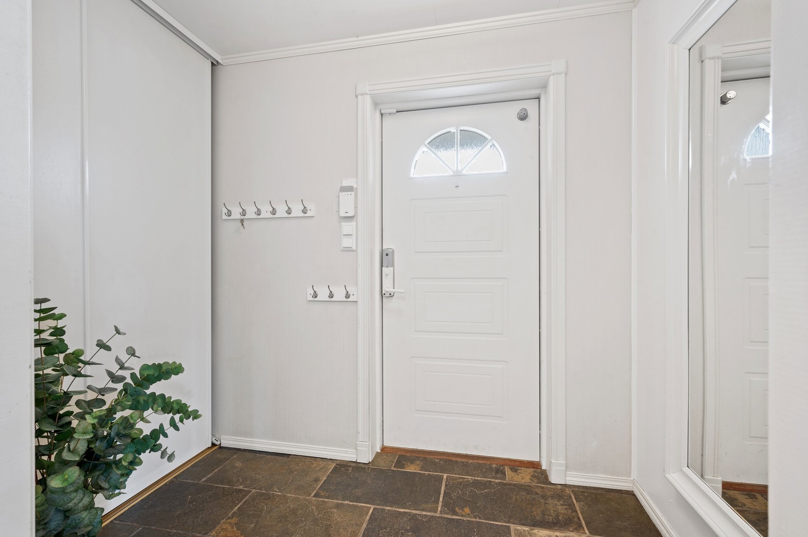Innbydende entre med stor skyvedørsgarderobe. Galleribilde
