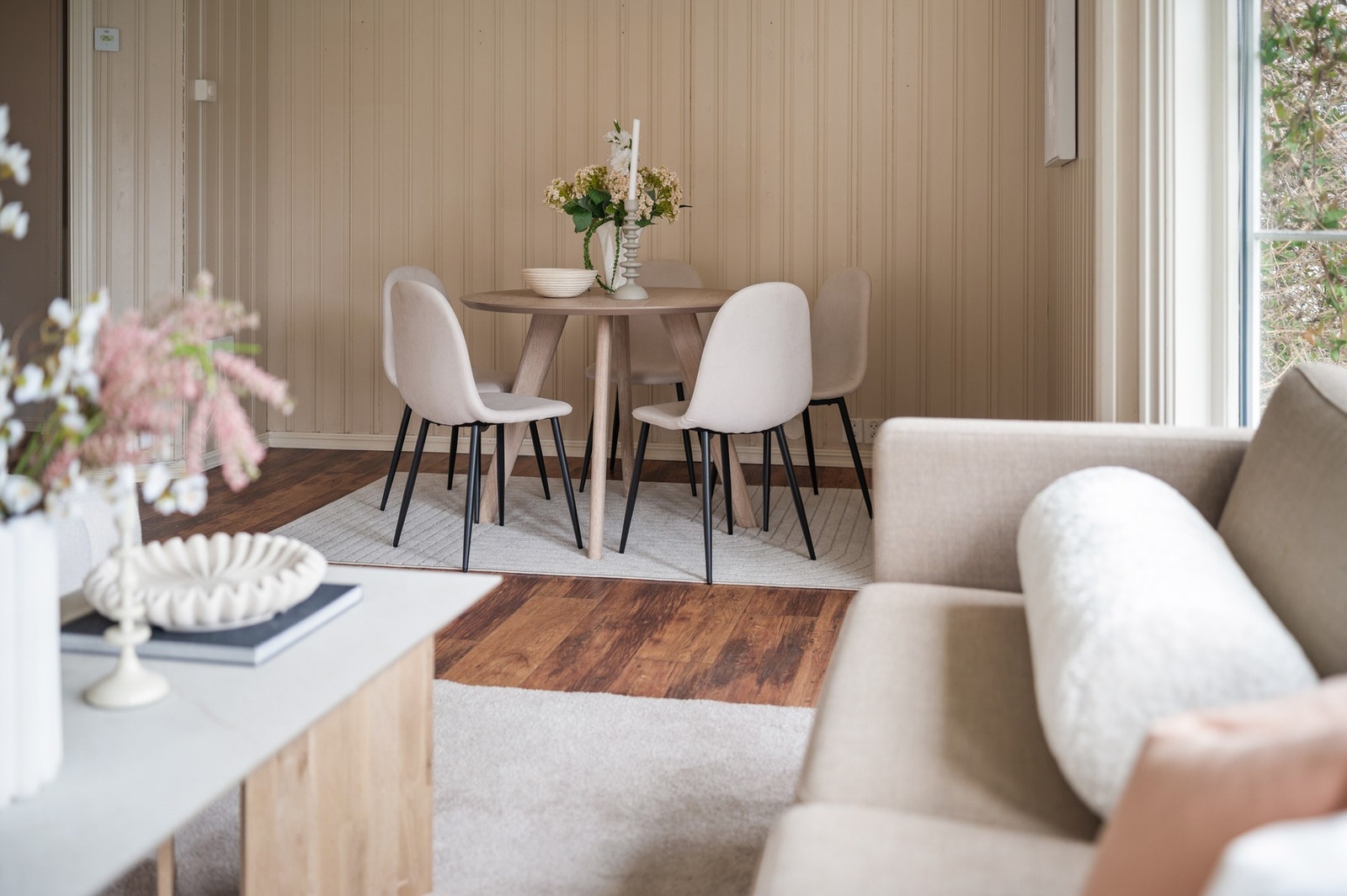 Romslig stue med god plass til sofagruppe og spisebord. Galleribilde
