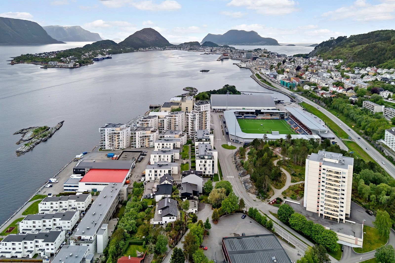 På Voldsdalsberga er det kort vei til idrettsarrangement på Color Line eller Sparebanken Møre Arena, bading og soling på Voldsdalsberga. Galleribilde