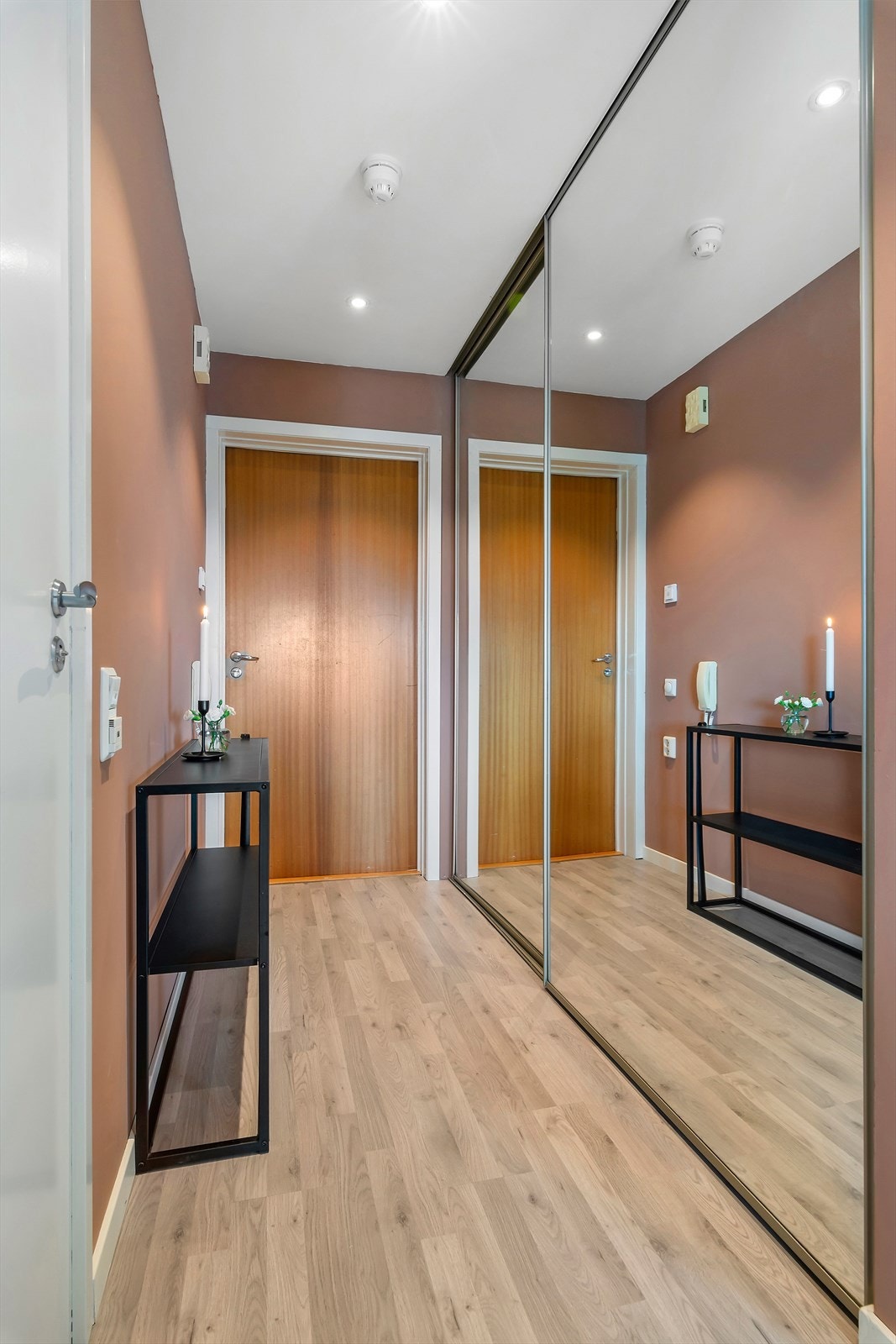 Her kommer du inn i en flott gang med en stor skyvedørsgarderobe. Galleribilde
