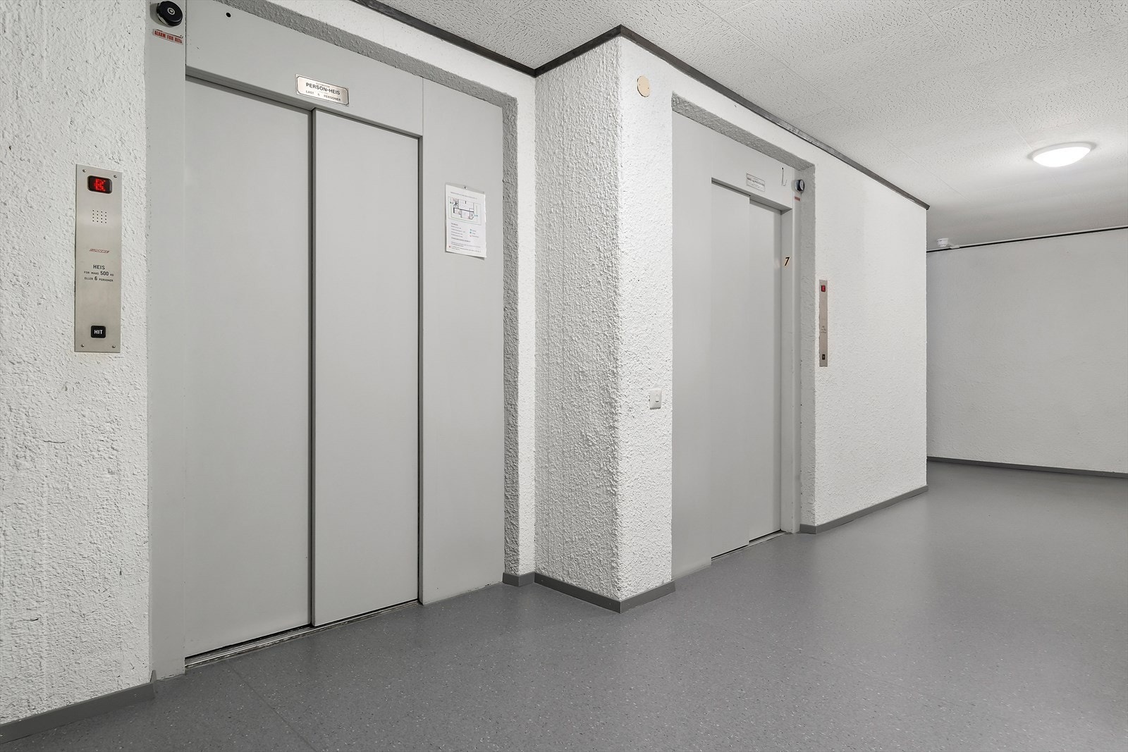 Det er selvsagt heis i bygget, som tar deg trygt opp til etasjen leiligheten befinner seg i. Galleribilde