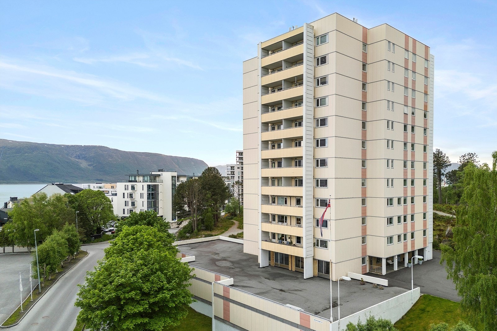 Dette er en meget fin 2-romsleilighet på populære Volsdalsberga. Her bor man trygt - og det er kort vei til det meste. Galleribilde