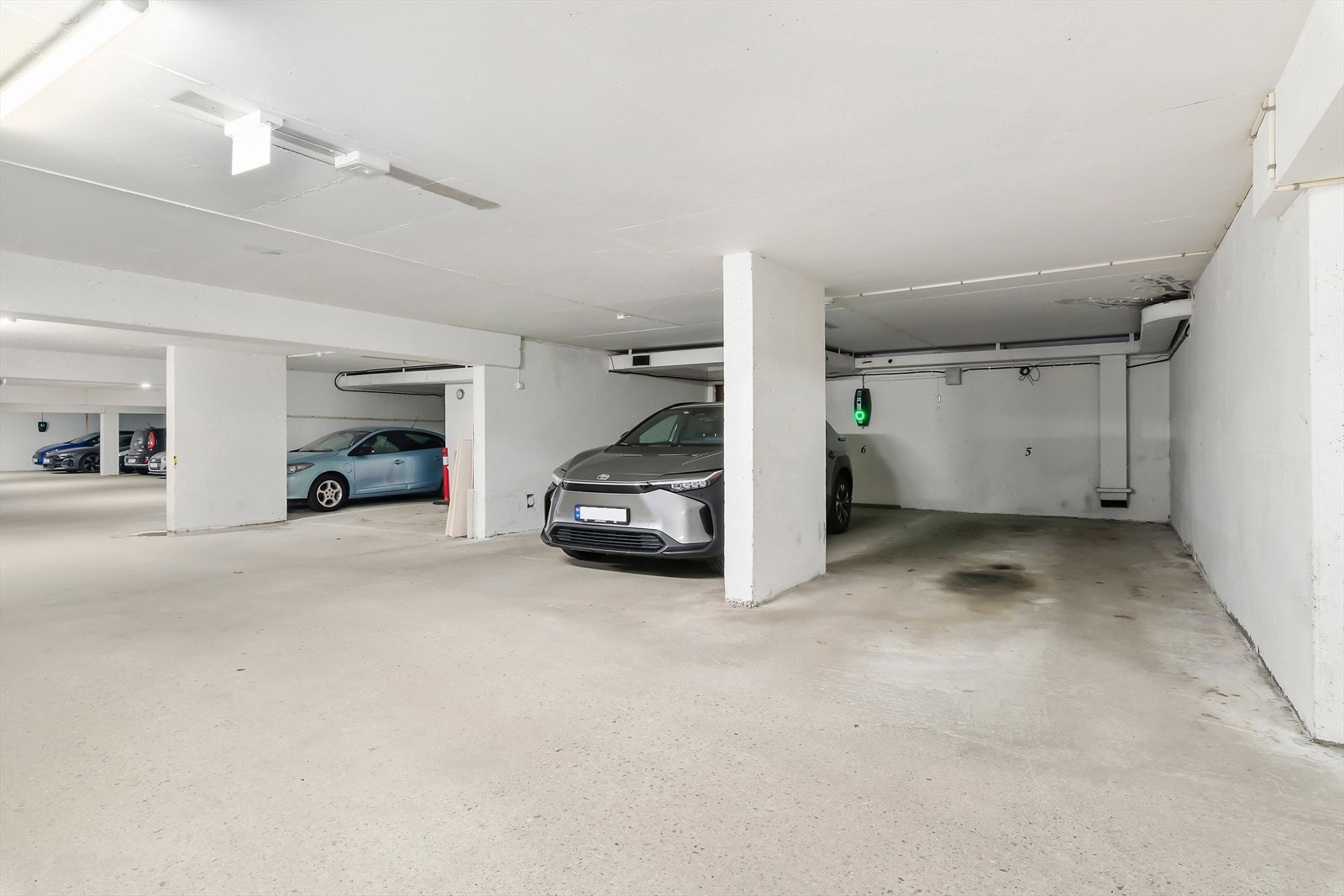 I garasjeanlegget er det god plass til bilen, og det er muligheter for montering av elbil-lader. Galleribilde