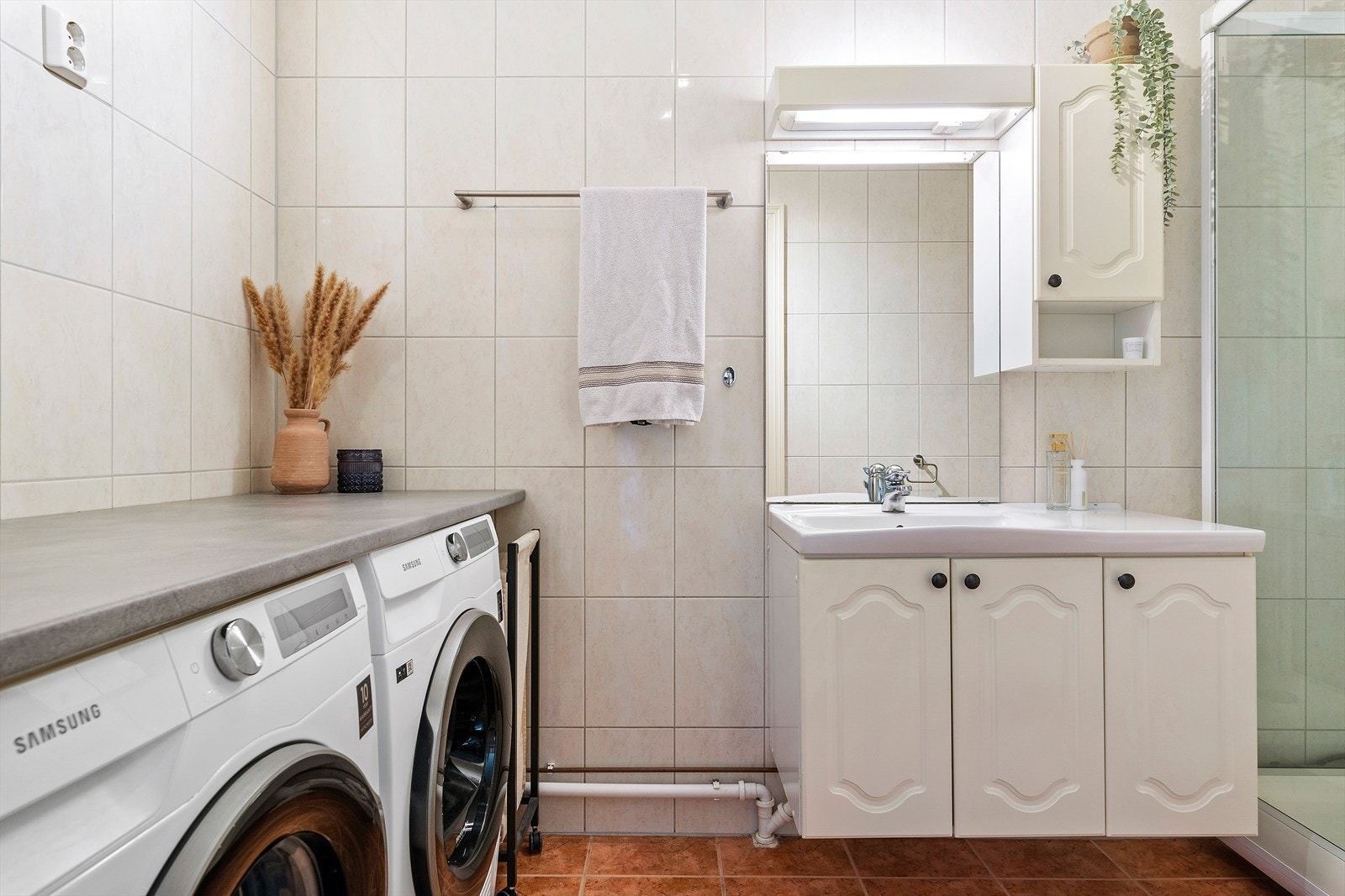 Badet er helfliset med varmekabler i gulvet. Her er det toalett, dusjkabinett og servant med oppbevaring. Galleribilde