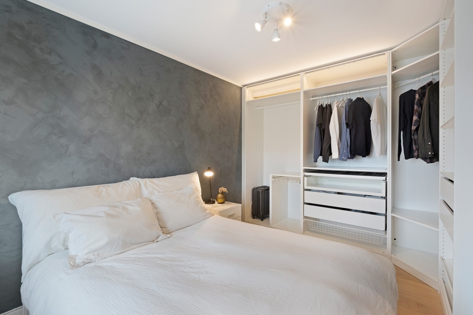 Soverom med stor garderobe Galleribilde