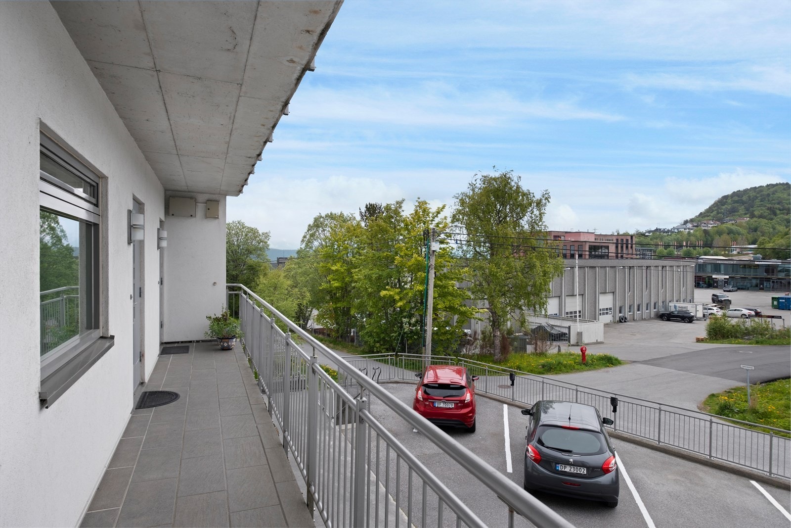 På parkeringsplassen er det satt opp 2 ladere om man har el-bil Galleribilde