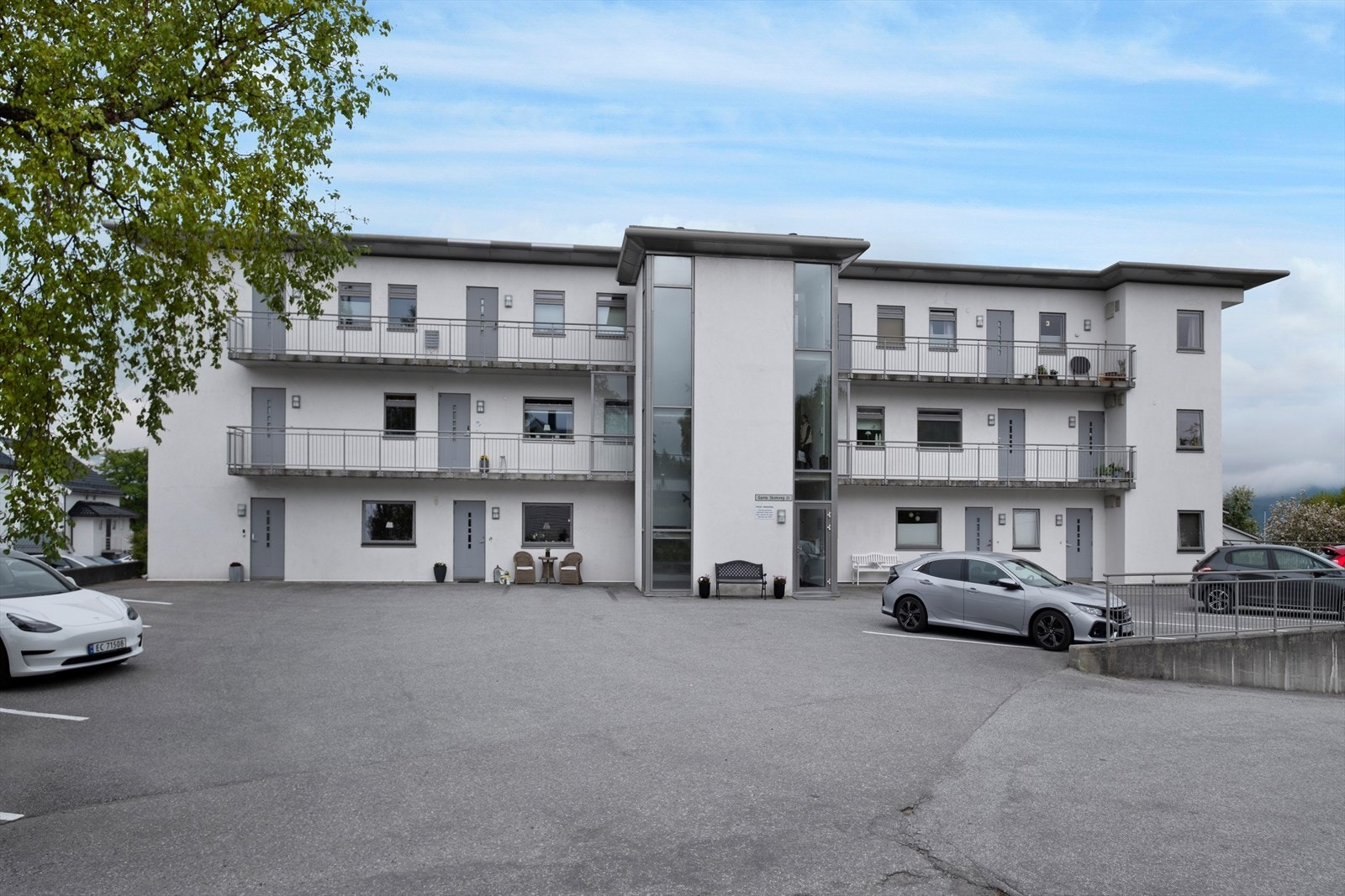Leiligheten ligger i 2. etasje. Her er carport og bod i underetasje Galleribilde