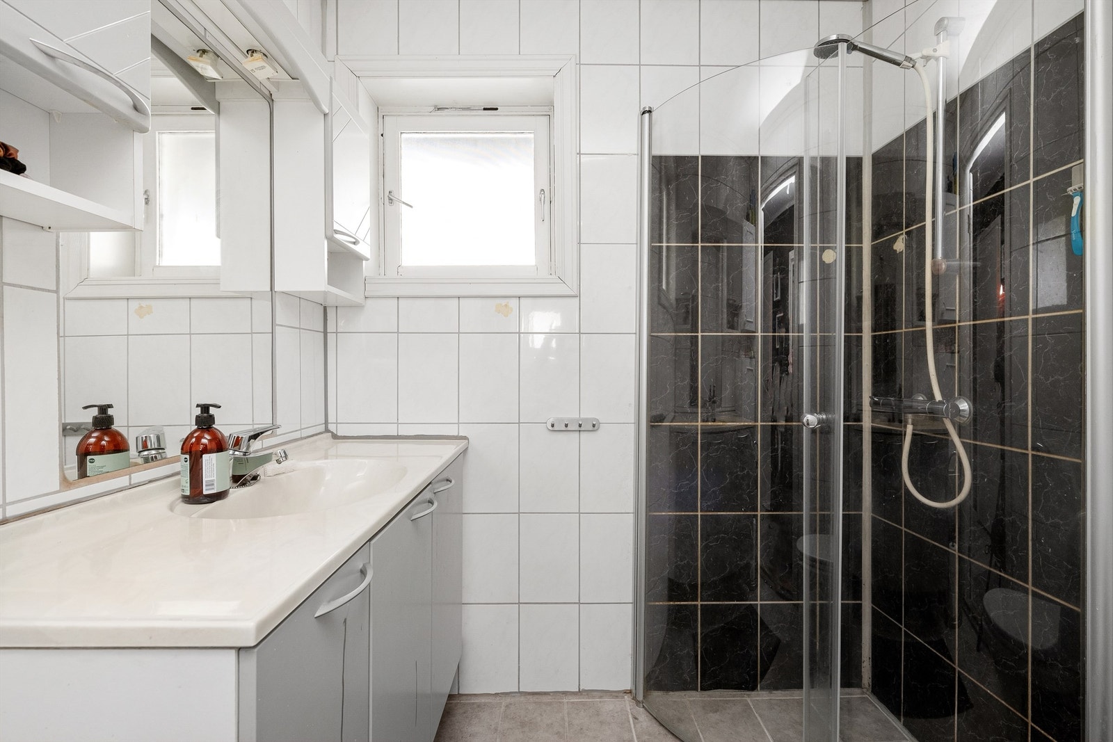 Bad i underetasje tilhørende utleie/sokkelleilighet Galleribilde