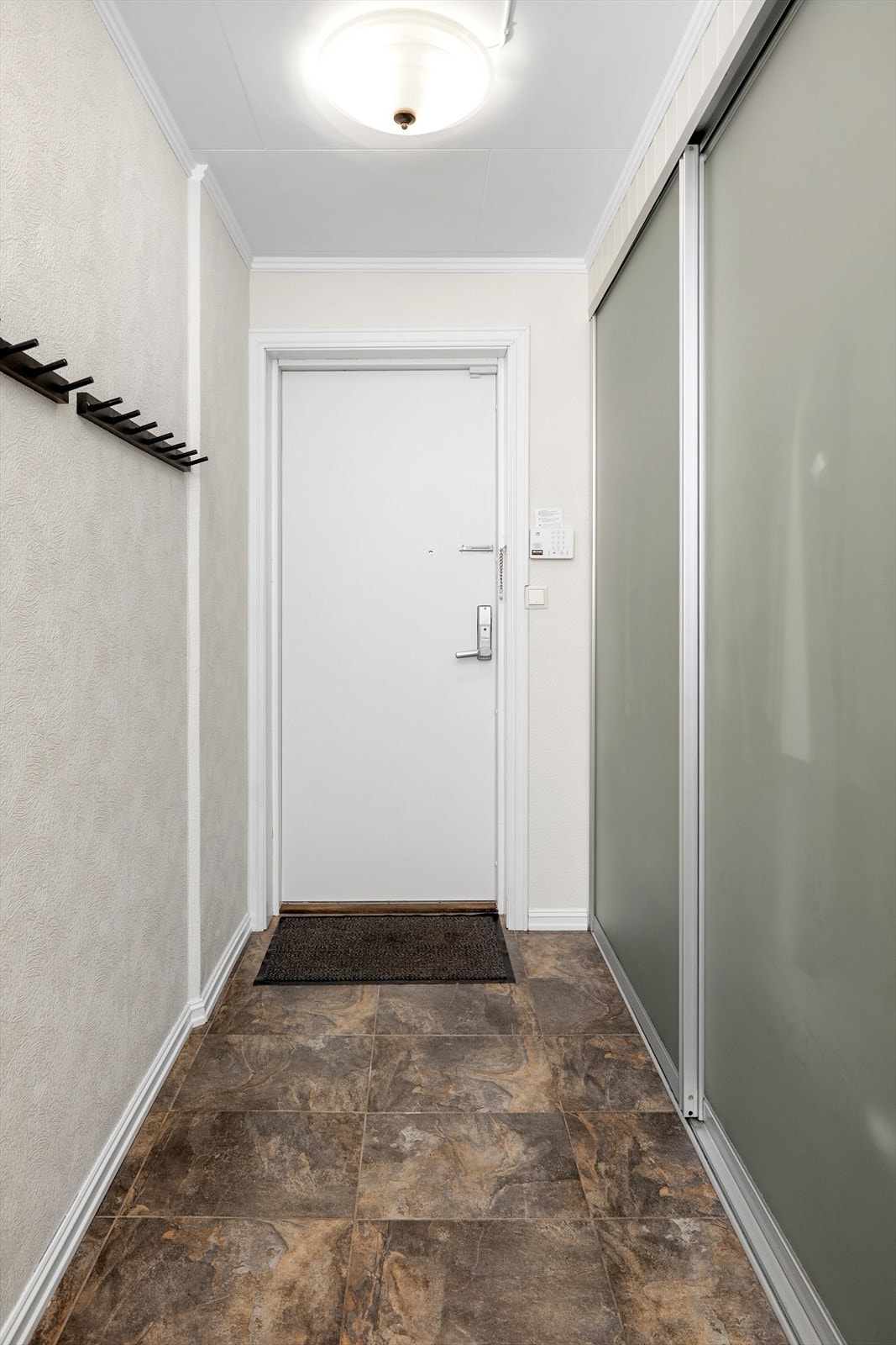 Stor skyvedørsgarderobe i gangen Galleribilde