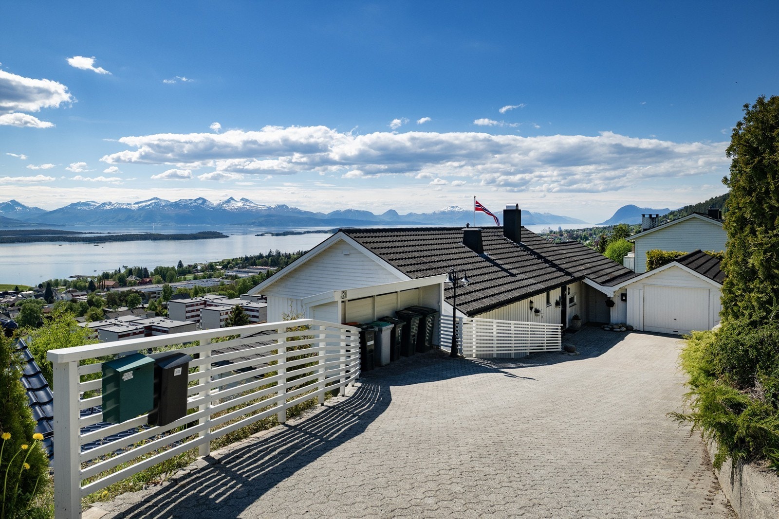 Eiendommen ligger fint til på Fannebostad Galleribilde