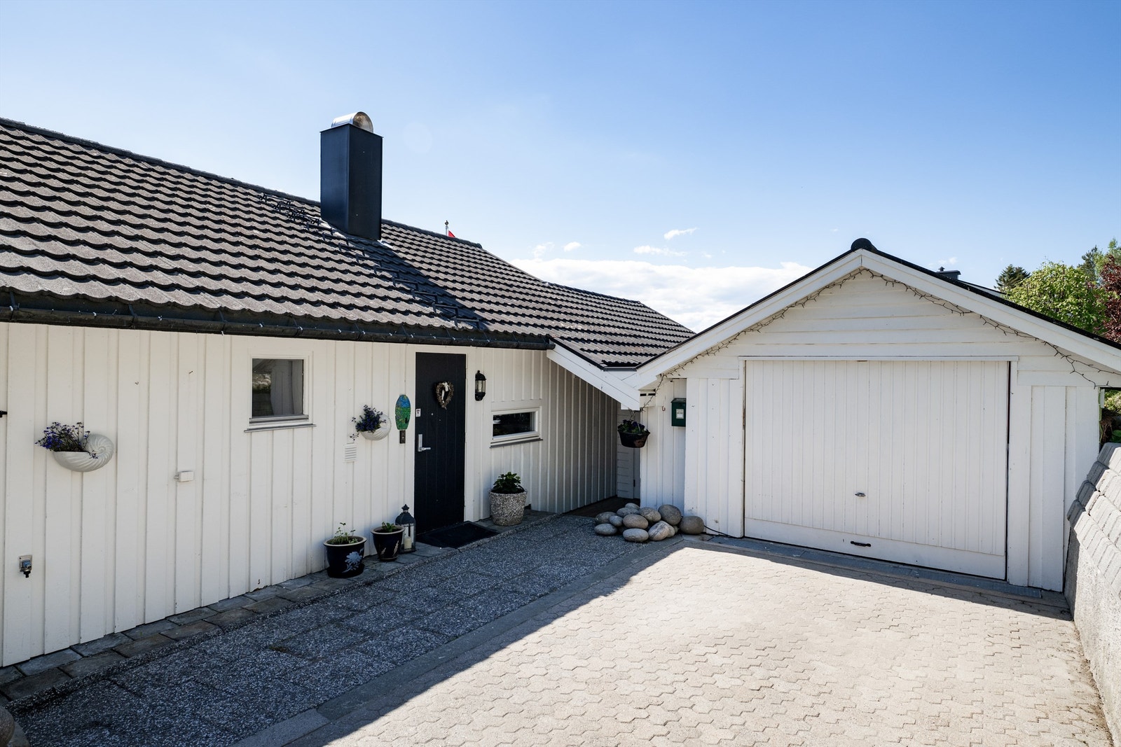 Garasje for 1 bil og godt med bodplass. Innkjørsel er lagt med belegningsstein Galleribilde