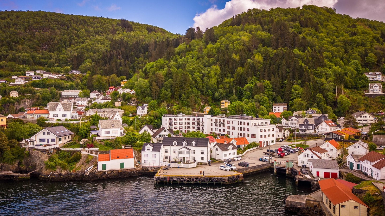 - Boligen ligger i maritime omgivelser med nærhet til sjøen - Galleribilde