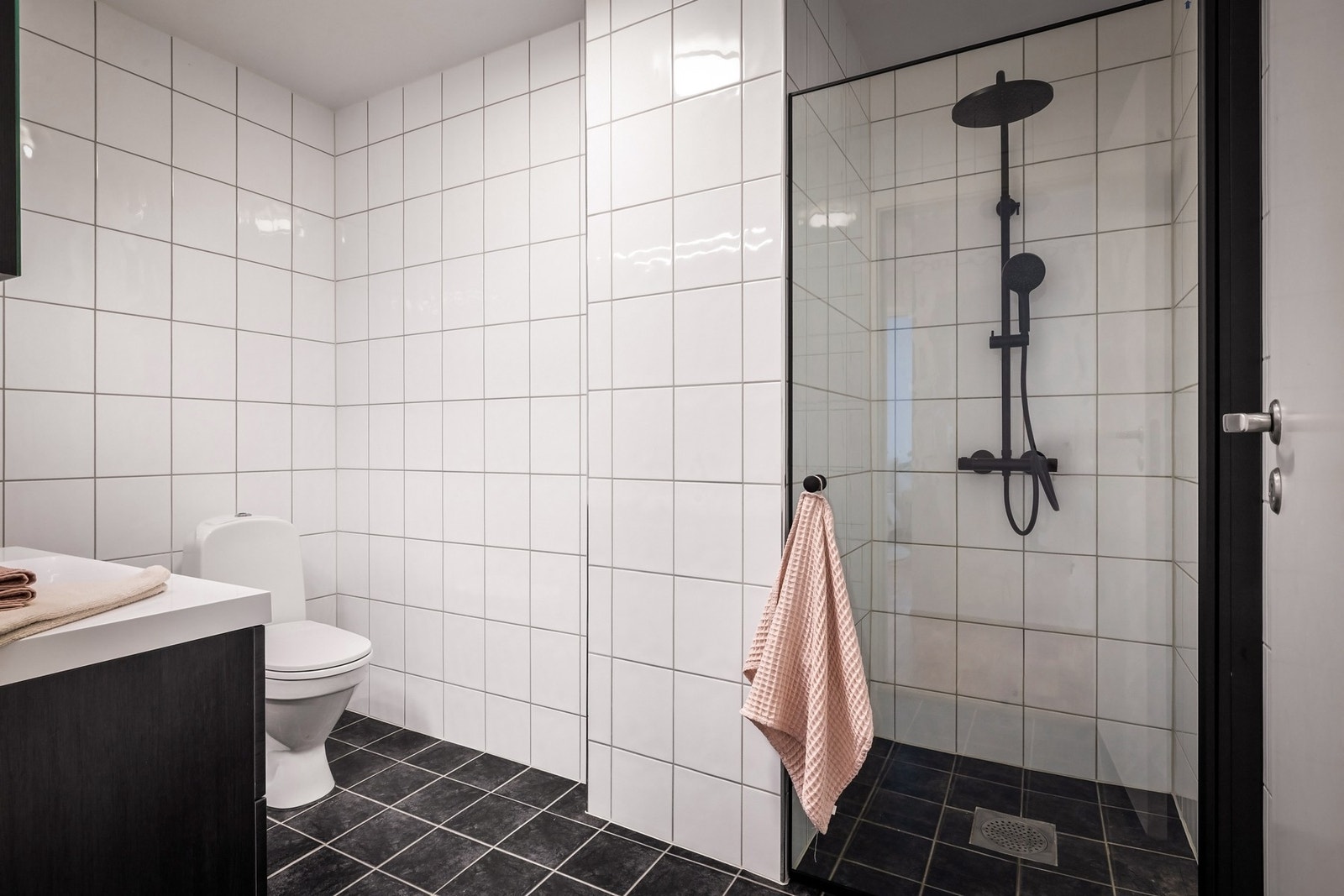 - Boligen har to flotte bad med moderne materialvalg og et stilrent uttrykk - Galleribilde