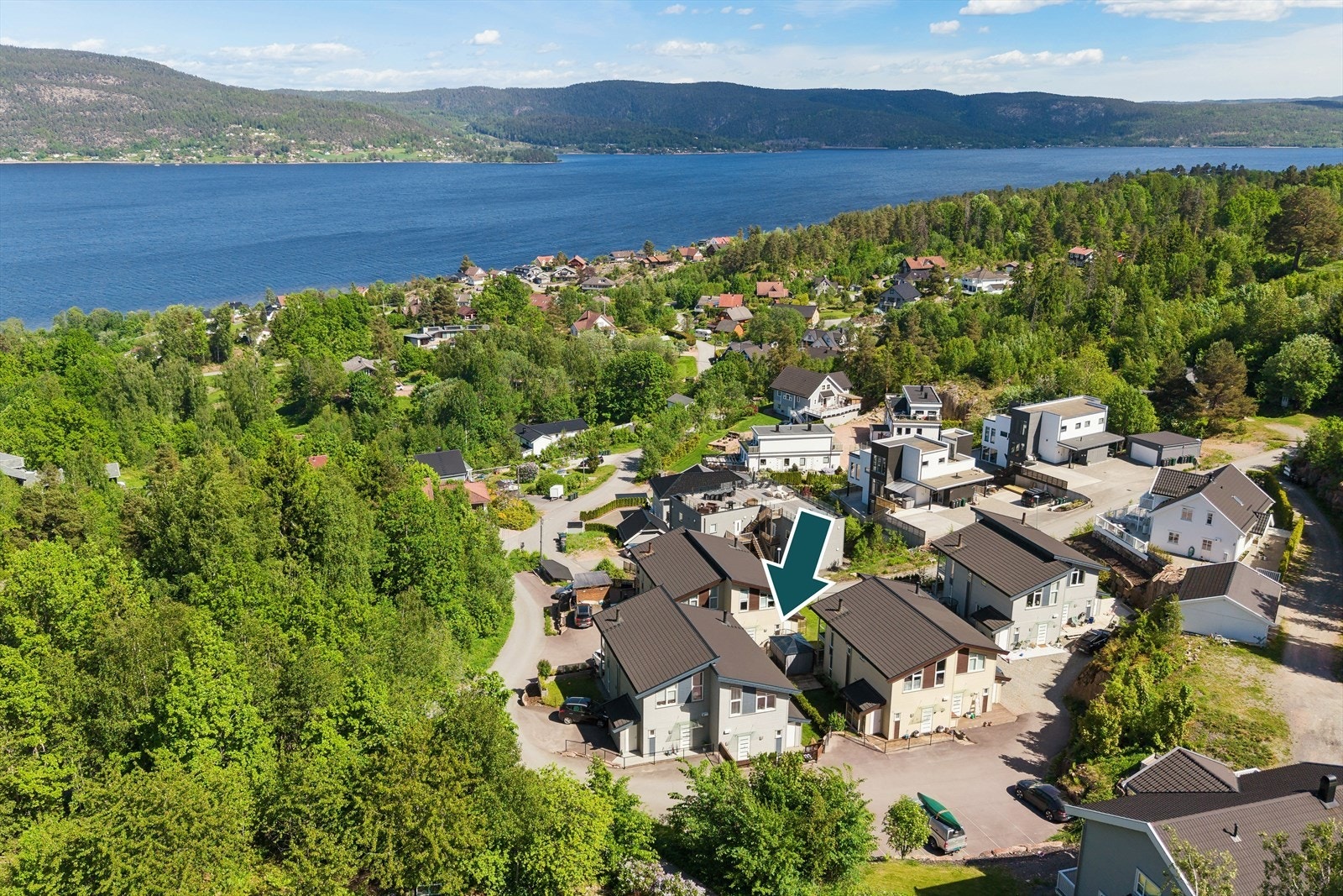 Eiendommen ligger på Nøsterud, et etablert og rolig boligområde med utsikt mot Drammensfjorden. Galleribilde