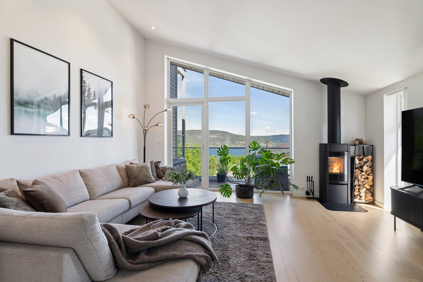 En moderne peisovn med glass gir både varme og hygge på kjølige kvelder. Galleribilde
