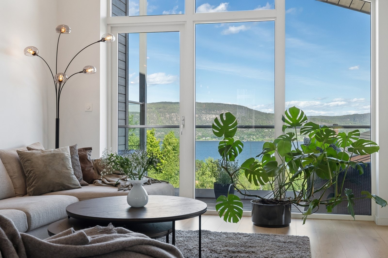 Store vindusflater fra byggeåret slipper inn rikelig med dagslys og rammer inn utsikten. Galleribilde