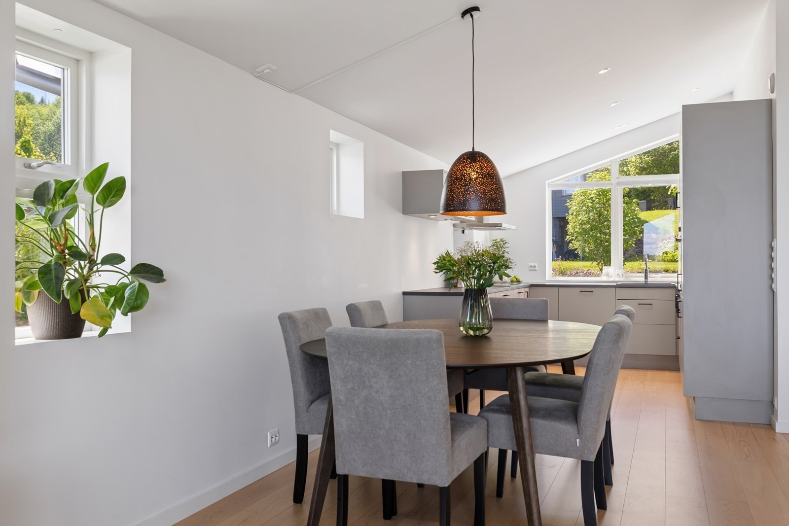 Spisestuen er en naturlig del av allrommet, med plass til hyggelige måltider. Galleribilde