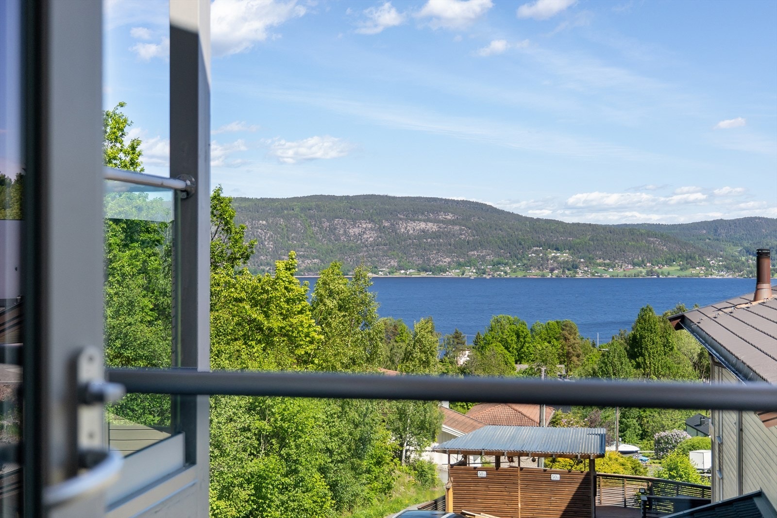 Fra stuen har man en flott utsikt over nærområdet og fjorden. Galleribilde