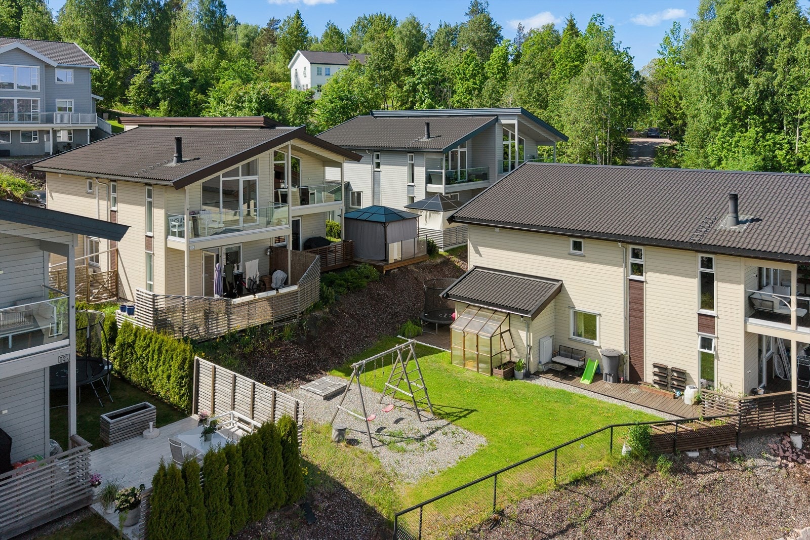 Sameiets eiet tomt er pent opparbeidet med gressplen, beplantning og prydbusker. Fellesarealene har også lekeplass, skråninger med bark og beplantede grøntområder. Galleribilde