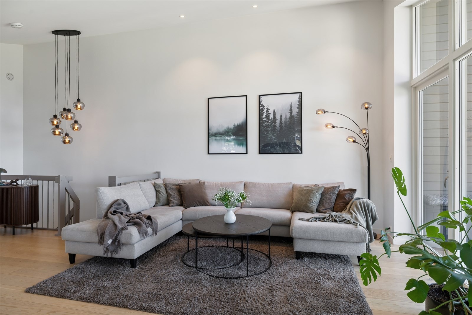 Stuen har god plass til en stor sofagruppe, og gjennomgående parkett på gulvet. Galleribilde