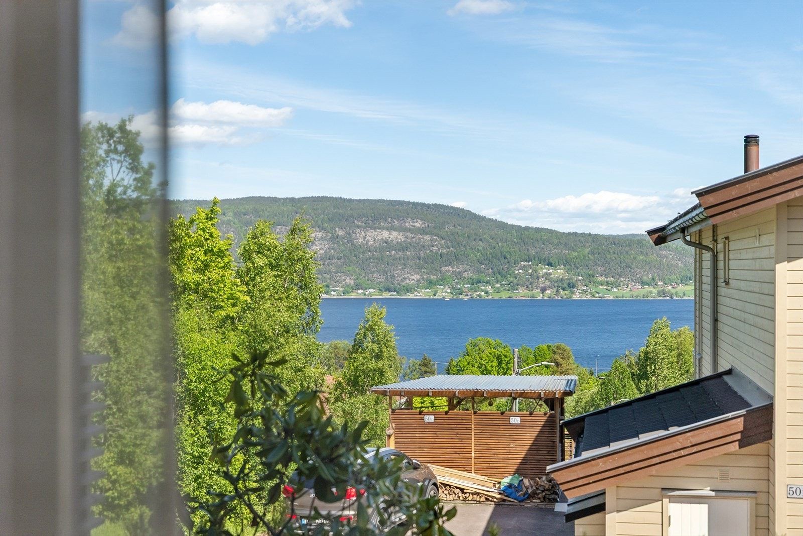 Fra soverommet er det utsikt mot grønne omgivelser og Drammensfjorden. Galleribilde