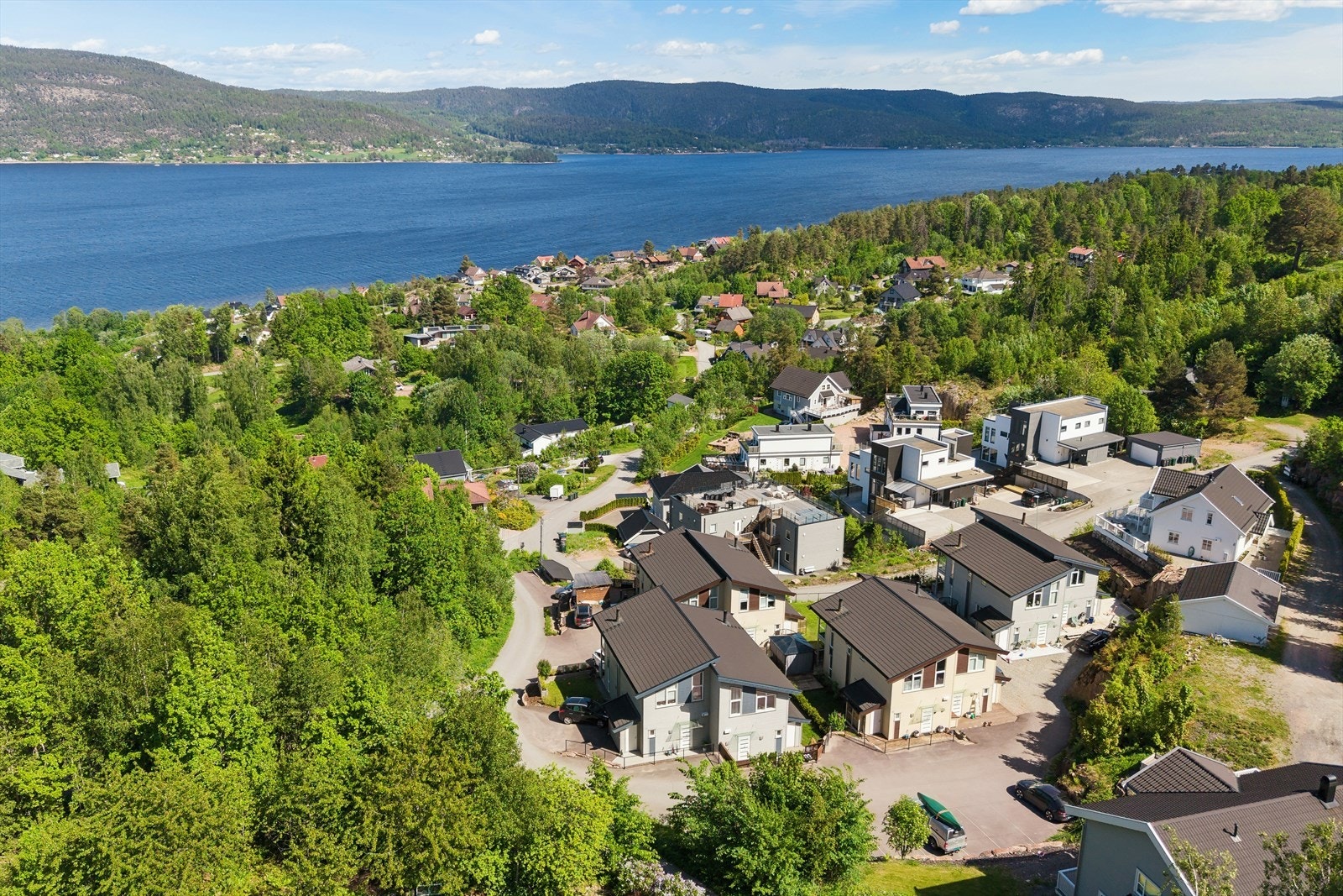 Eiendommen ligger på Nøsterud, et etablert og rolig boligområde med utsikt mot Drammensfjorden. Galleribilde