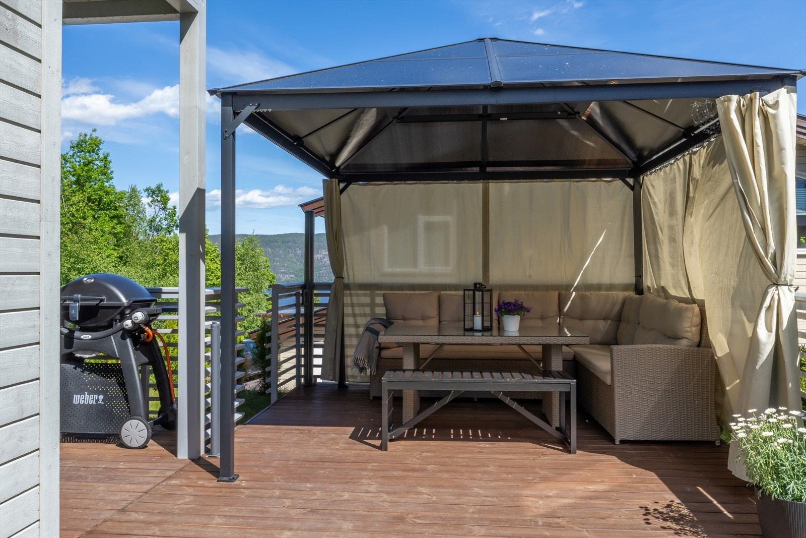 En skjermet sone på terrassen gir mulighet for en lun og hyggelig spiseplass utendørs. Terrassen er utvidet og det foreligger ingen dokumentasjon av godkjenning fra styret i sameiet om omdisponering av fellesareal til eget bruk. Galleribilde