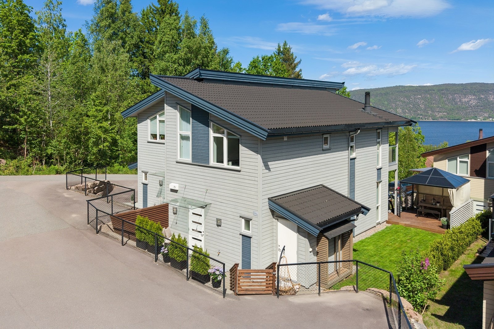 Velkommen til Nøsterudveien 50E - en moderne og innholdsrik halvpart av tomannsboligen fra 2019
Boligen har en god planløsning over to plan og flere flotte uteplasser. Galleribilde