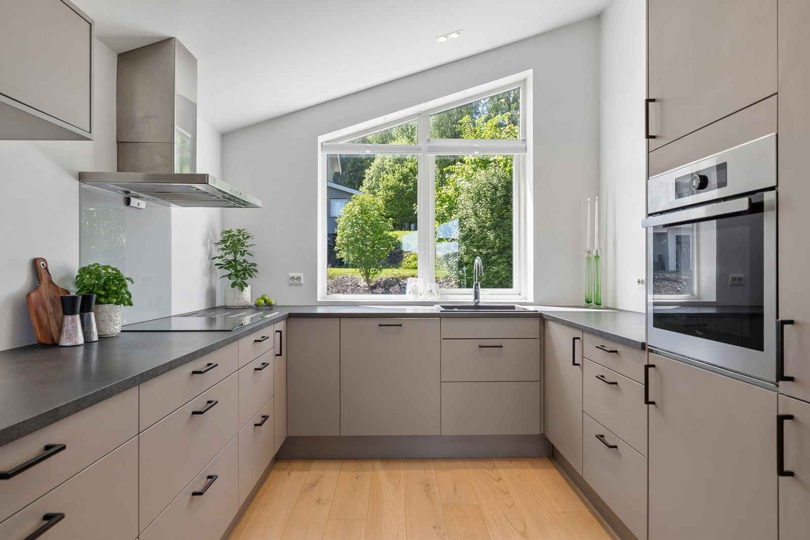 Kjøkkeninnredning fra Sigdal (2019) med slette fronter og benkeplate i laminat. Galleribilde