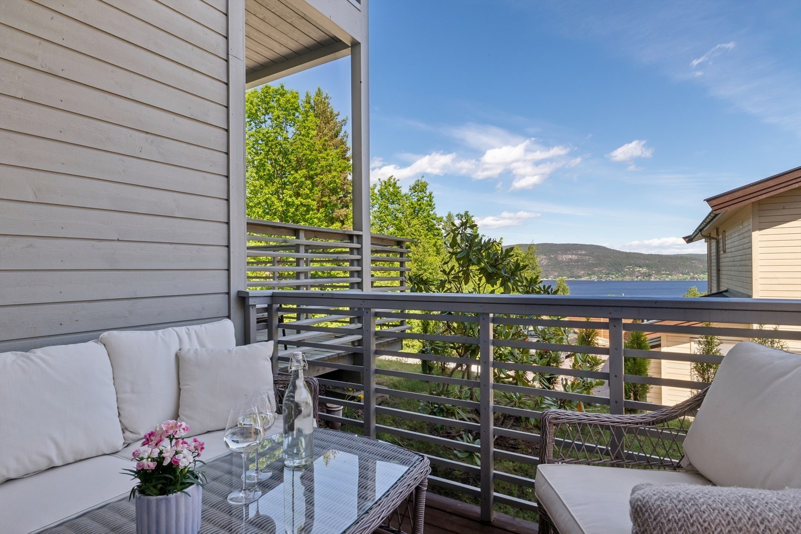 Den store terrassen utenfor soverommet gir også utsikt mot fjorden. Galleribilde