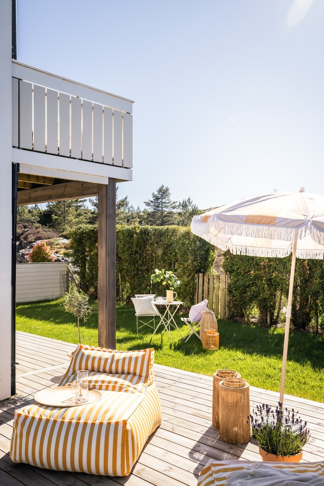 - Tomten er opparbeidet med både plen og terrasse som gir god boltringsplass for både store og små - Galleribilde