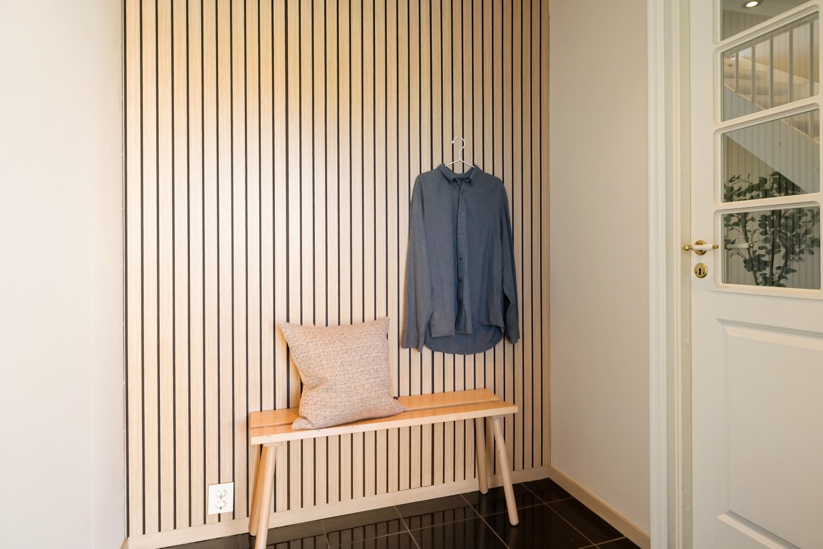 - Innbydende entrée med god plass til å henge fra seg yttertøy og sko - Galleribilde