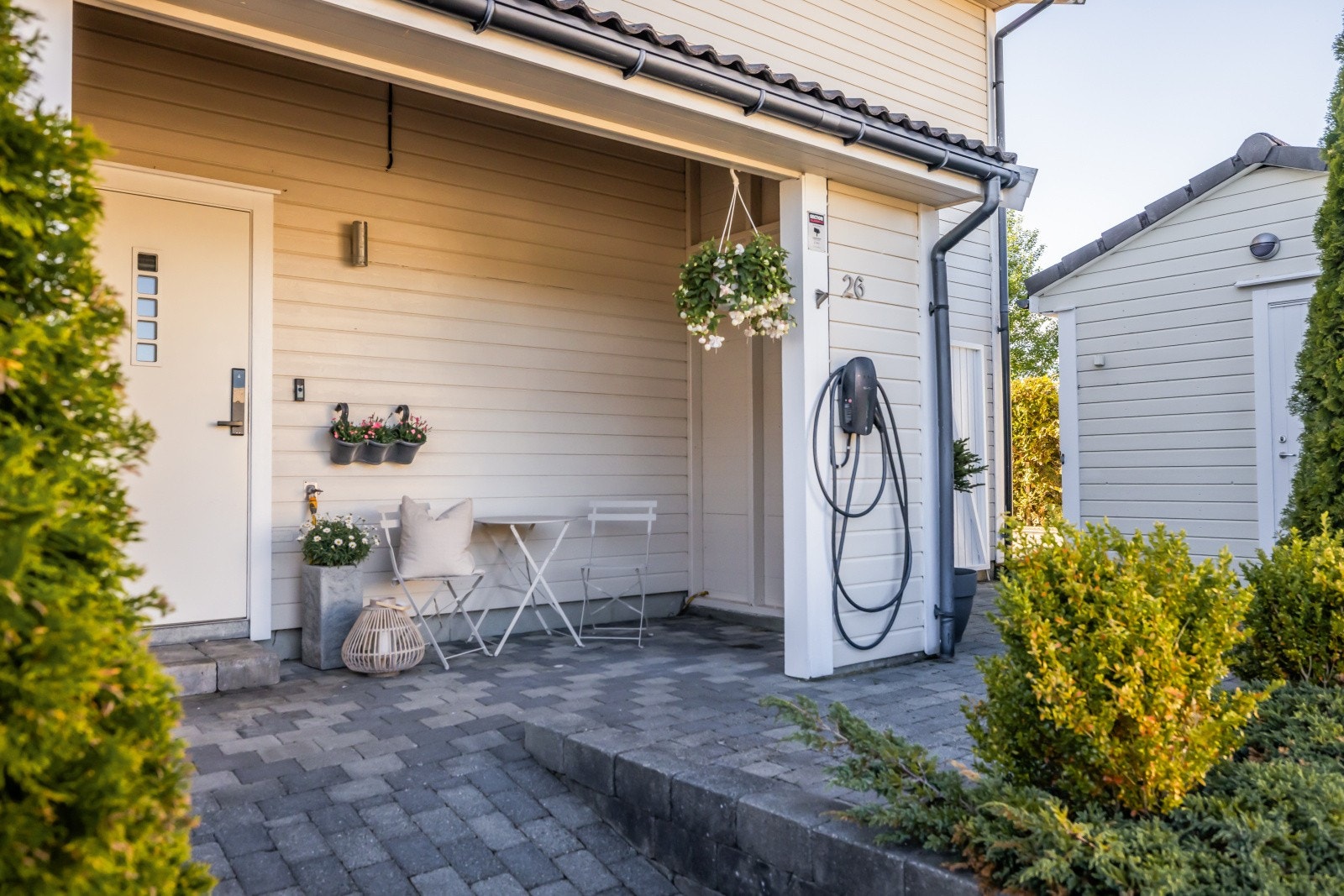 - Ekstremt koselig og innbydende inngangsparti. Inngangspartiet er østvendt, her kan du nyte kaffe i morgensol! - Galleribilde