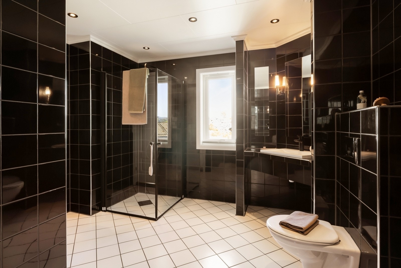 - Badet i andre etasje er meget romslig og måler ca. 10,4 m² - Galleribilde