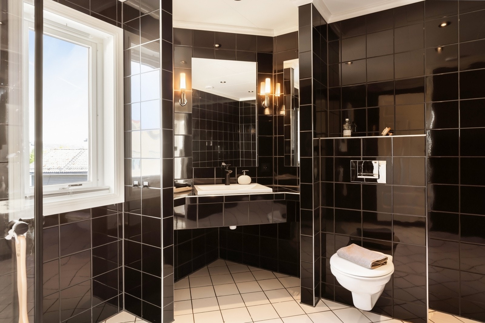 - Badet har fått nye dusjvegger, dusj og servantbatteri i 2025 - Galleribilde