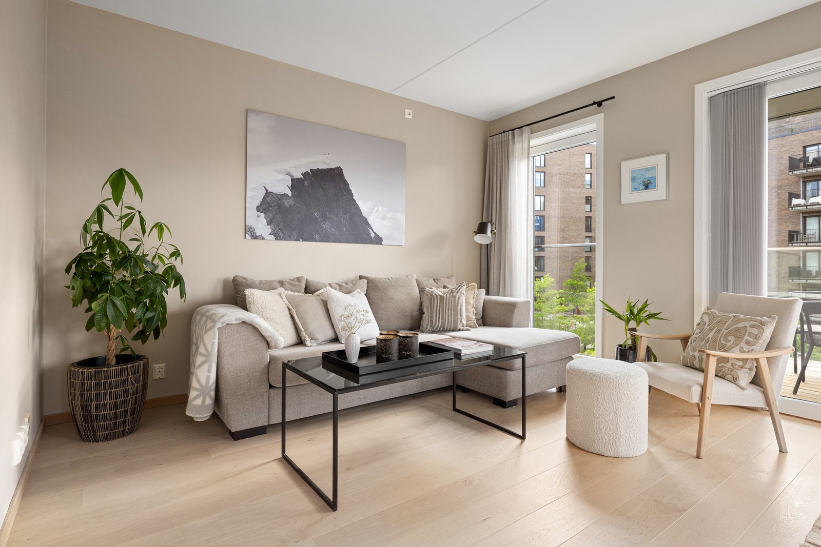 Innbydende stue med plass til både sofagruppe og spisebord Galleribilde