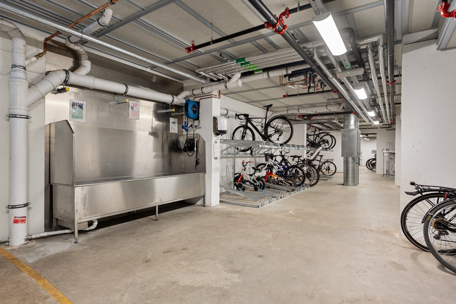 Innendørs sykkelparkering, sykkelverksted/smørerom for ski Galleribilde