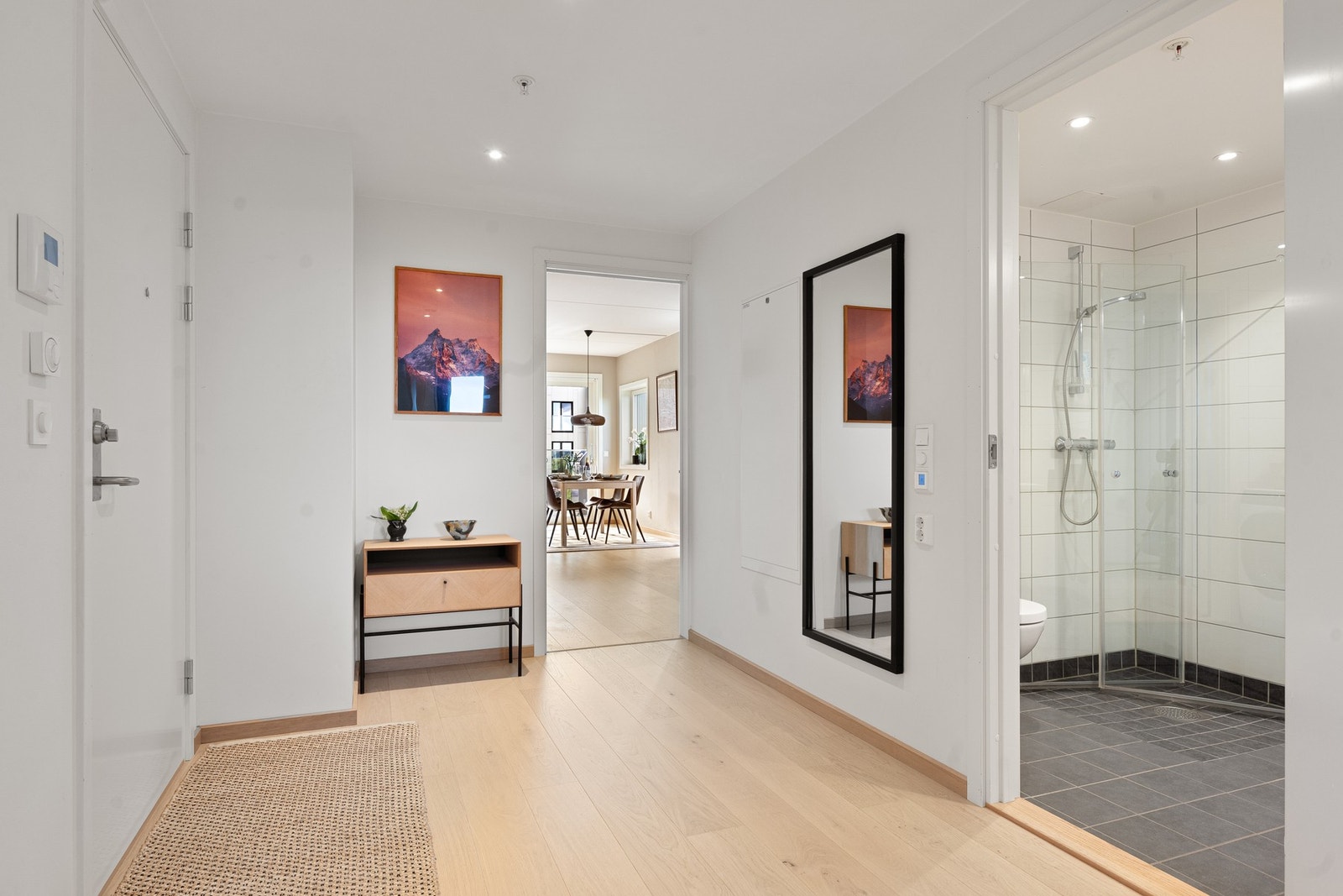 Romslig entré med vannbåren gulvvarme og downlights i tak Galleribilde