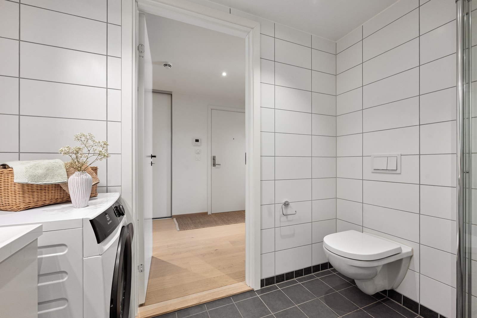 Badet har balansert ventilasjon, elektrisk gulvvarme og downlights Galleribilde