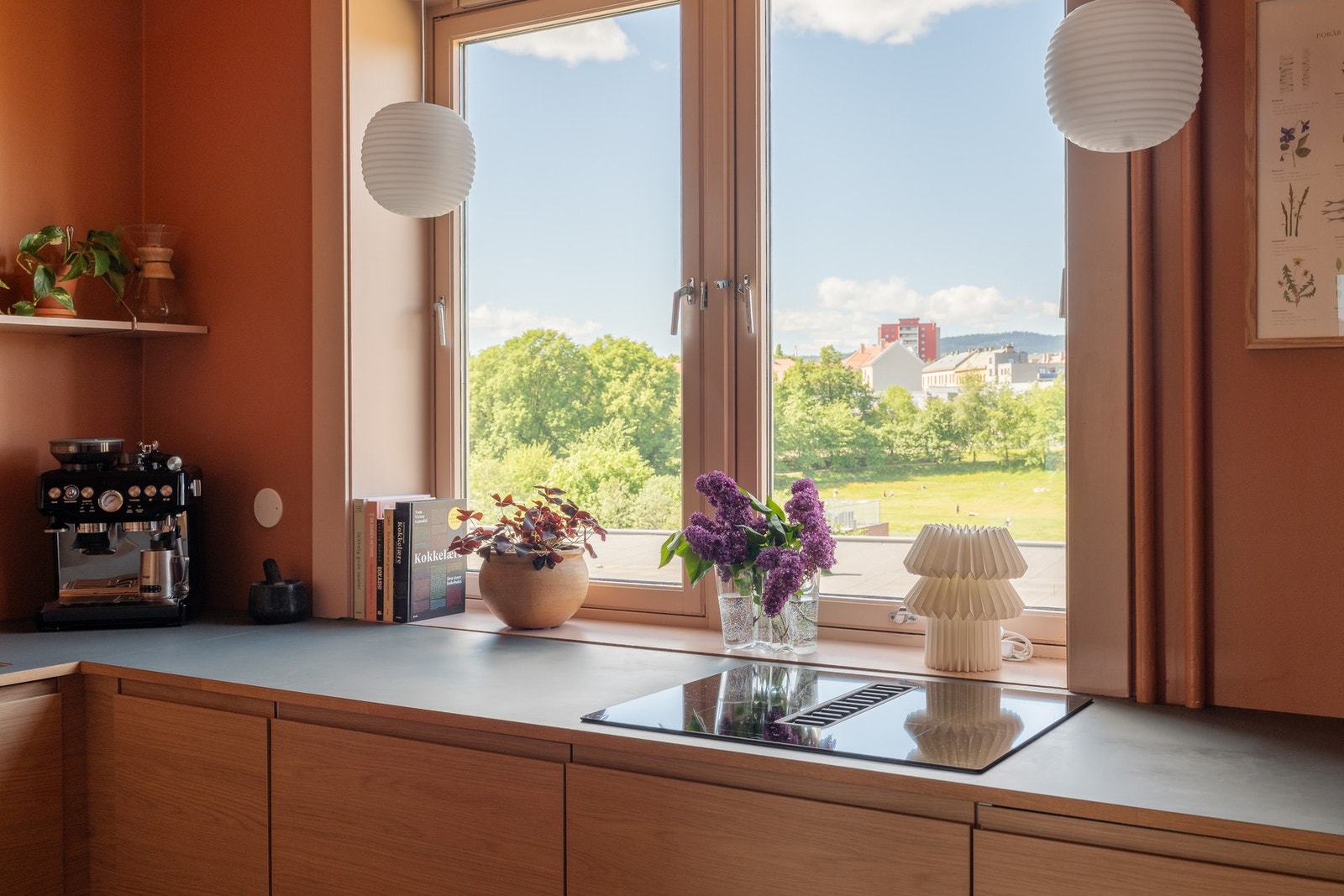 Nedtrekksvifte eliminerer behovet for vifte over koketoppen, og da blir det jo sånn som dette. Galleribilde