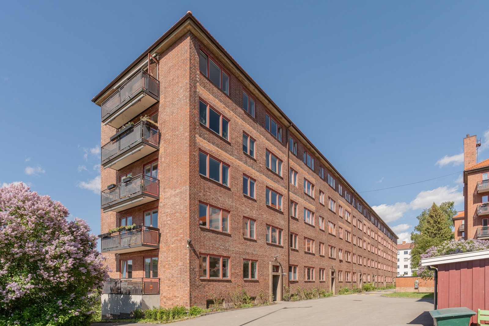 Din nye balkong er da i 3. etg på enden her. Galleribilde